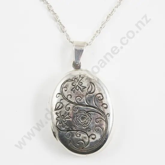 S/S Engraved Oval Photo Locket Pendant