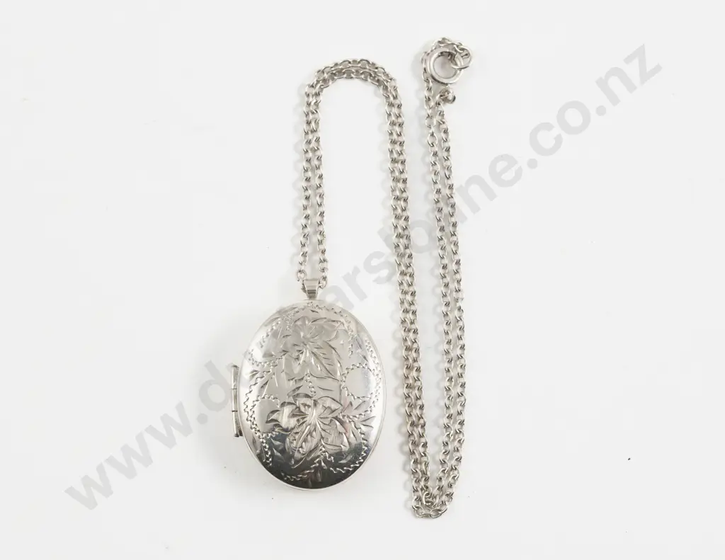 S/S Engraved Oval Photo Locket Pendant Image 1++