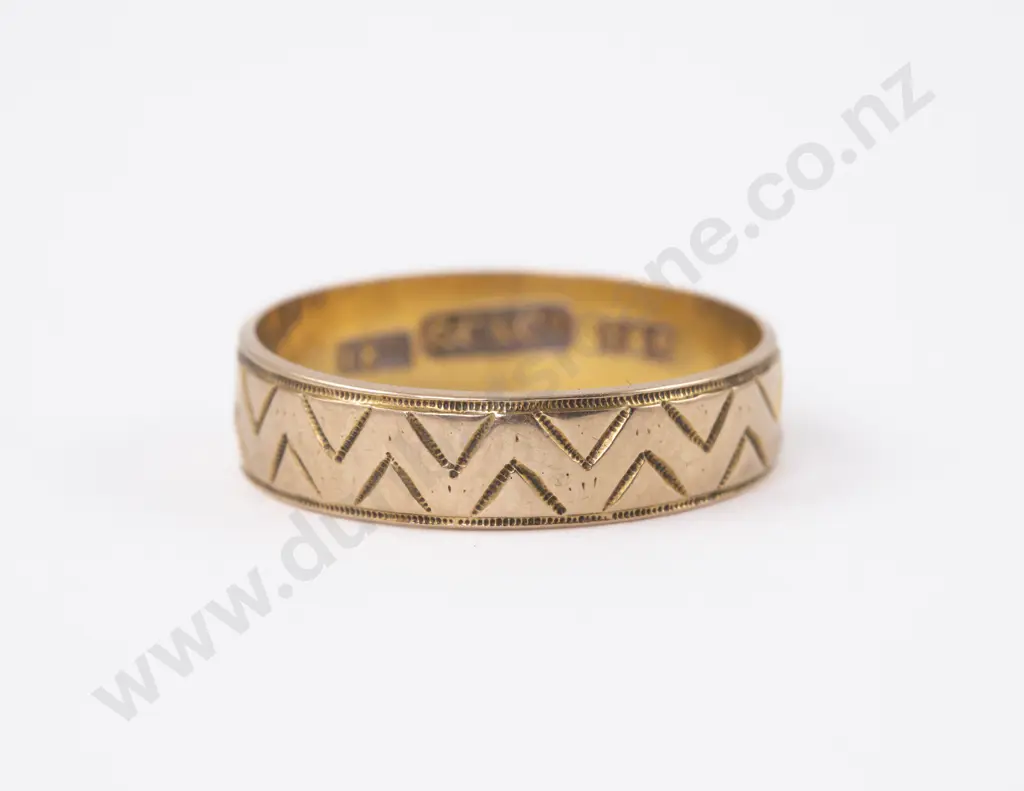 18ct Engraved Band Ring Image 1++
