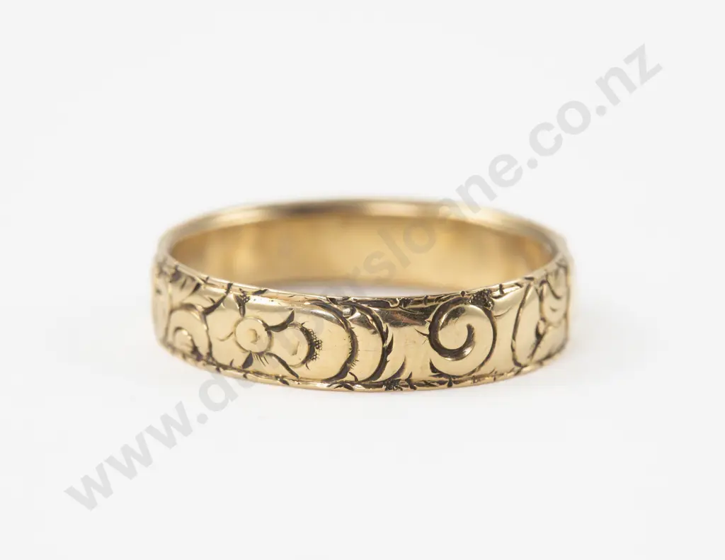 18ct Engraved Wedding Band Image 1++