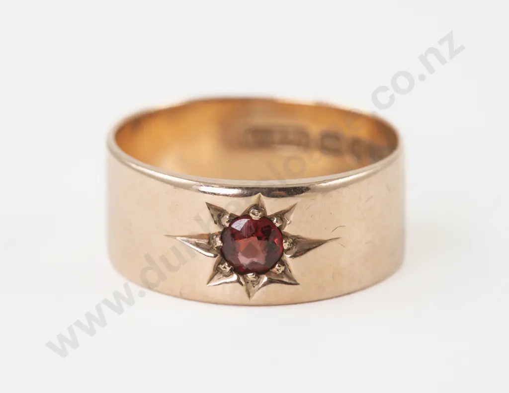 9ct Single Stone Garnet Band Ring Image 1++