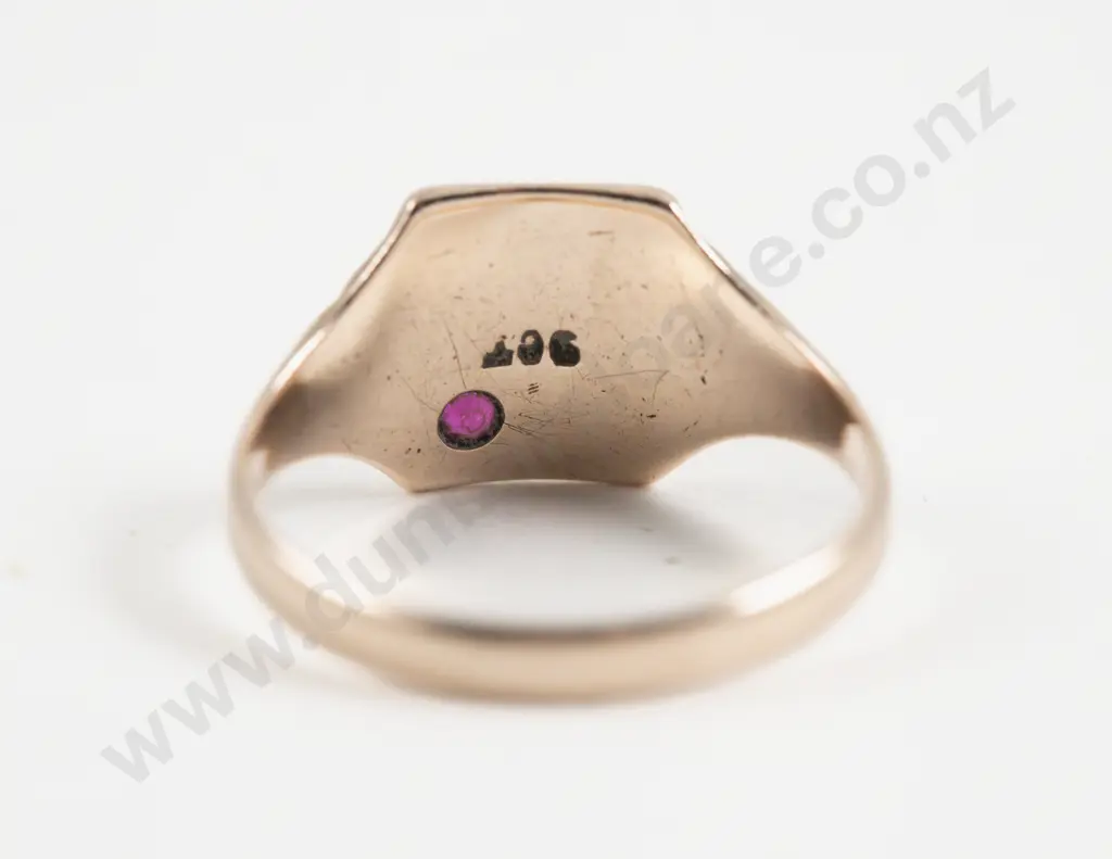 9ct Single Garnet Gents Signet Ring Image 1++