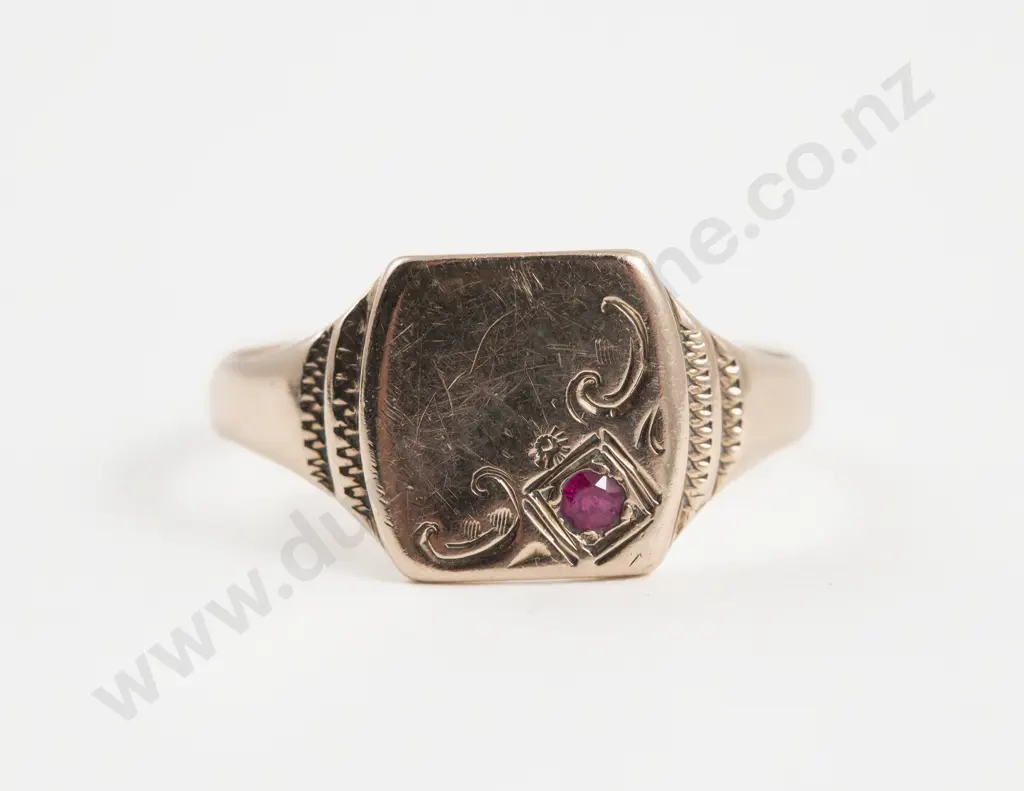 9ct Single Garnet Gents Signet Ring Image 1++