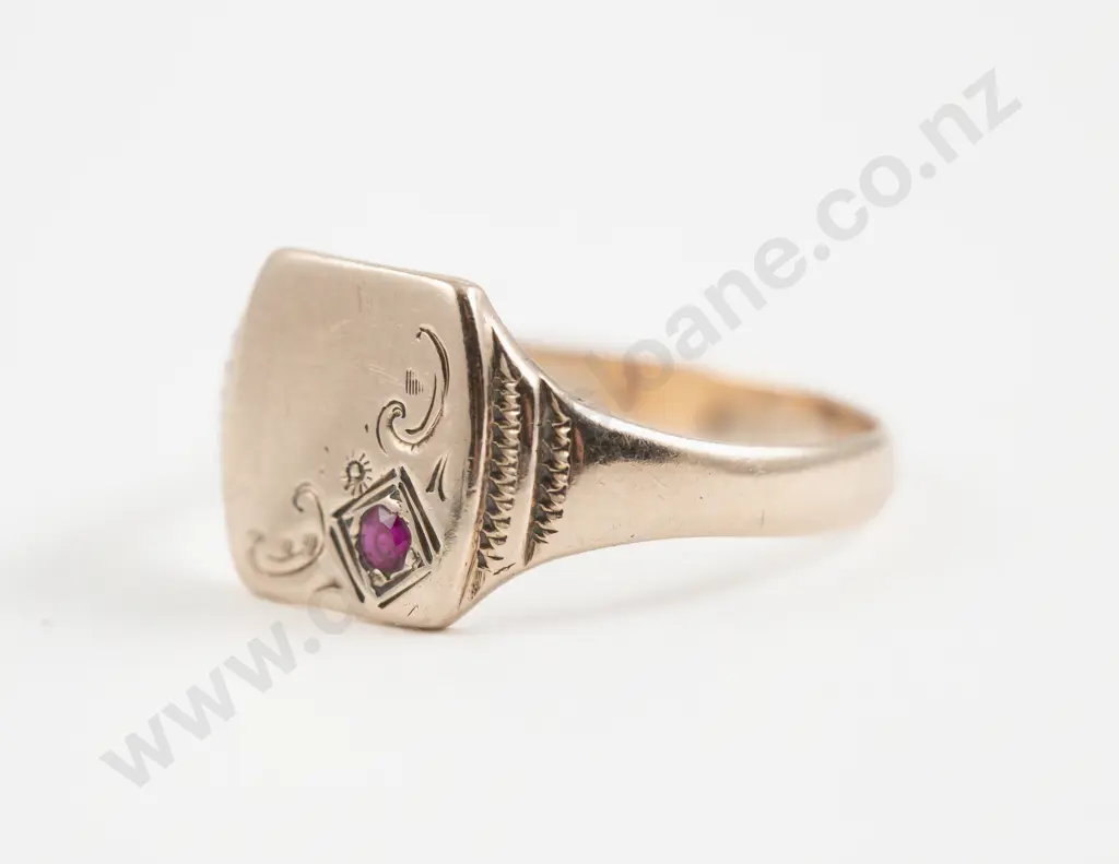9ct Single Garnet Gents Signet Ring Image 1++
