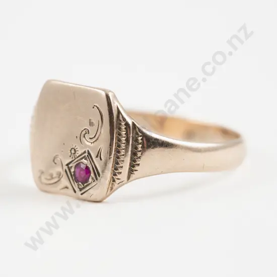 9ct Single Garnet Gents Signet Ring