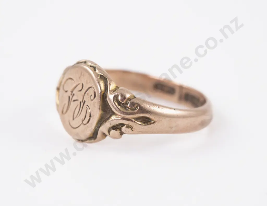 9ct Initialled Signet Ring Image 1++