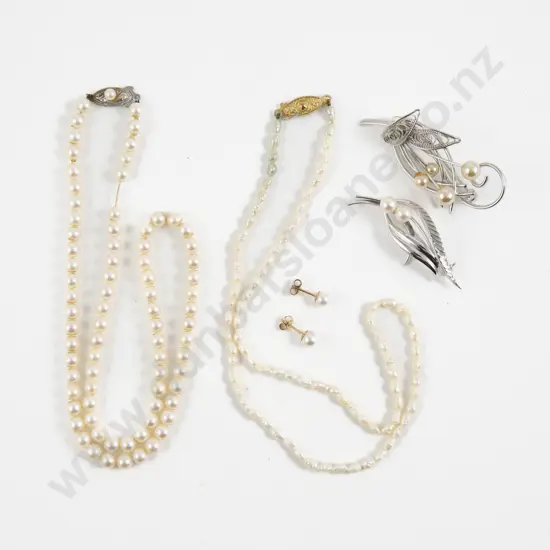 Pair 9ct Gold Single Cultured Pearl Stud Earrings