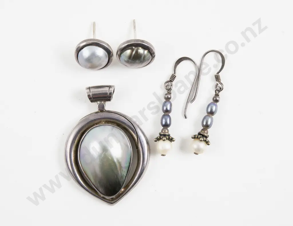 S/S Framed MOP Pendant with Matching Earrings Image 1++