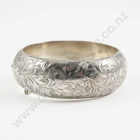 S/S Wide Engraved Hinged Snap Bangle