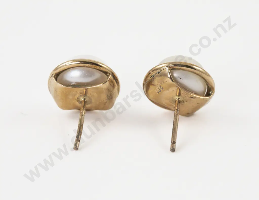 Pair 9ct Single Mabe Pearl Stud Earrings Image 1++
