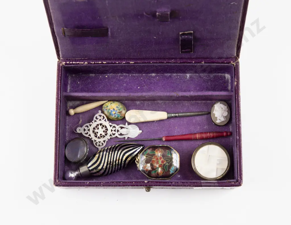 Collection of Assorted Vintage Jewellery with Enamel Pill Box and Other Image 1++