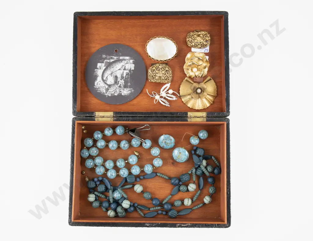 Collection of Assorted Vintage Jewellery with Jewellery Box Image 1++