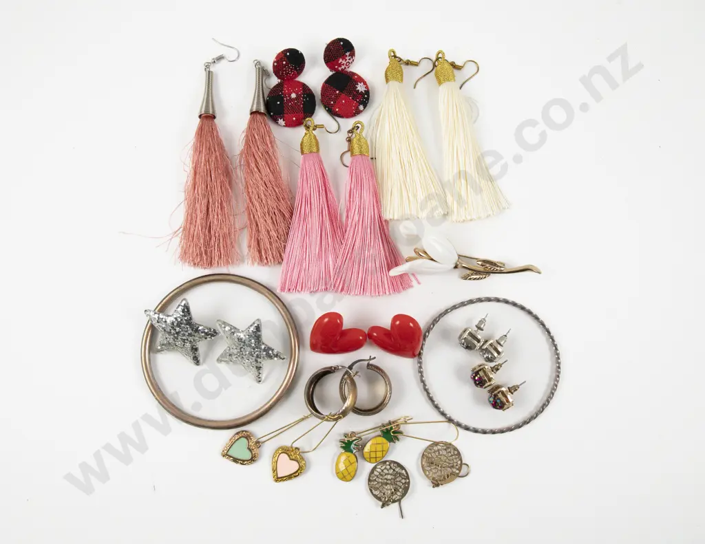 Collection of Assorted Costume Jewellery Image 1++