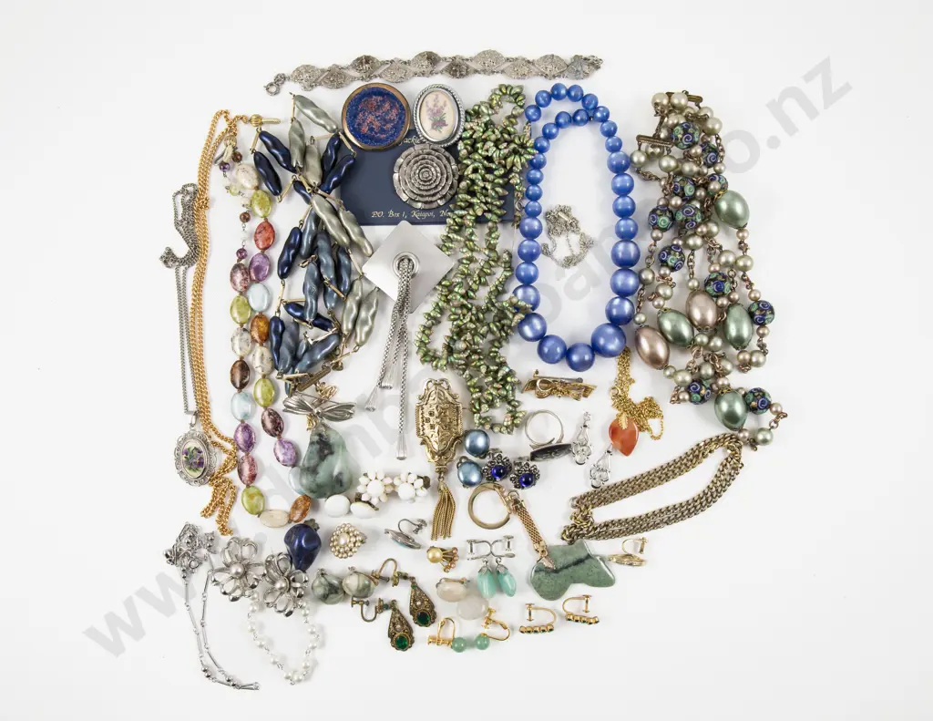 Collection of Assorted Vintage Costume Jewellery Image 1++