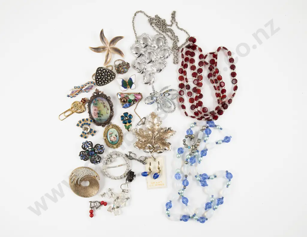 Collection of Assorted Vintage Costume Jewellery Image 1++