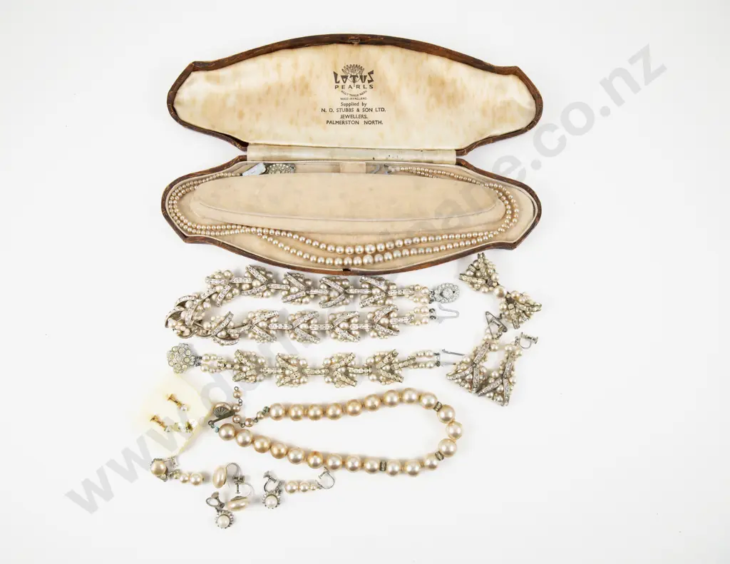 Collection of Assorted Imitation Pearl Jewellery Vintage Jewellery Case Image 1++