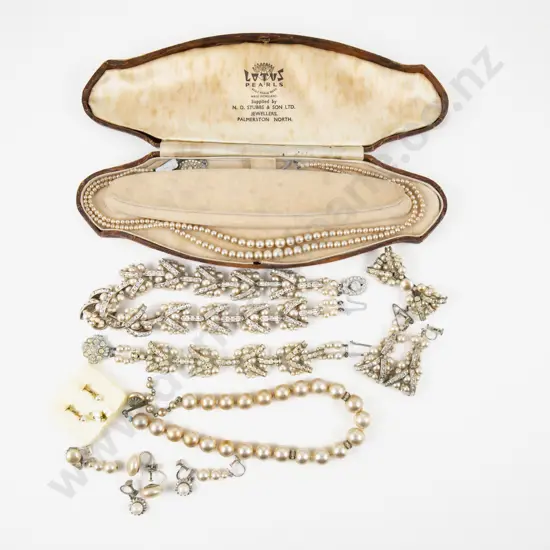 Collection of Assorted Imitation Pearl Jewellery Vintage Jewellery Case