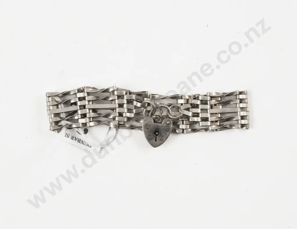 S/S Gate Link Bracelet with Heart Padlock Clasp Image 1++