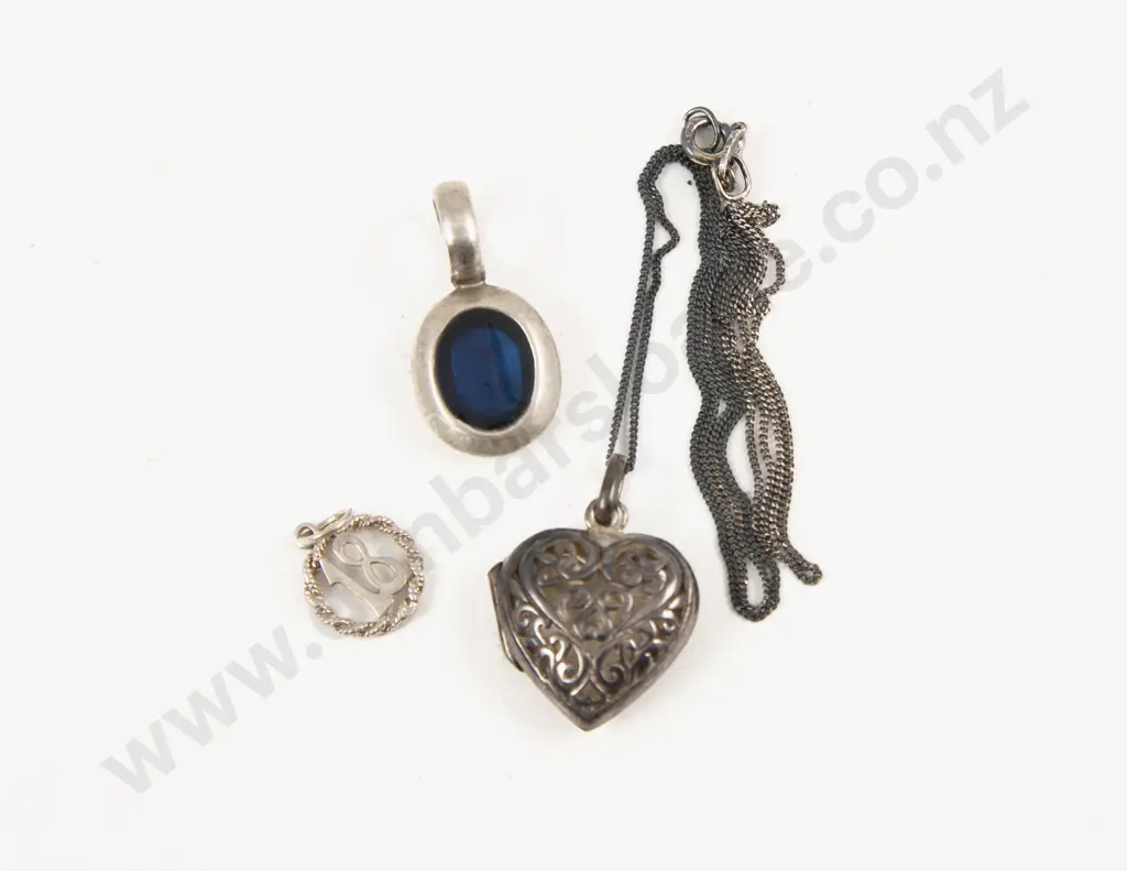 S/S Engraved Heart Photo Locket Pendant Image 1++