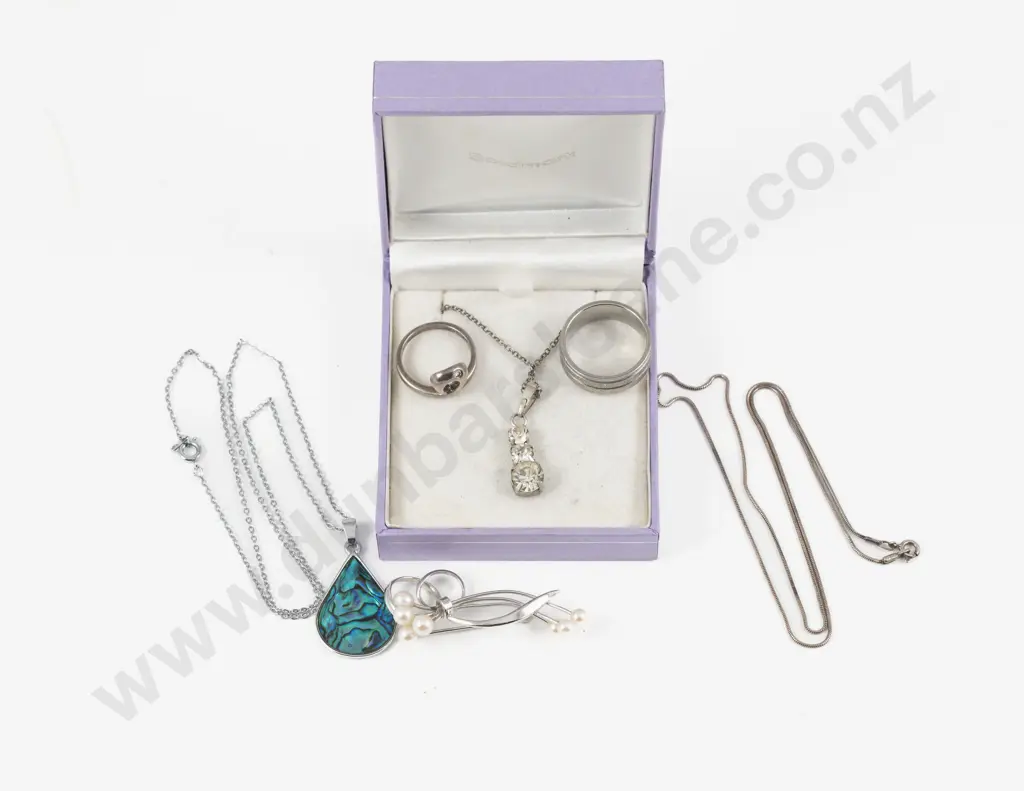 Collection of Assorted S/S and Costume Jewellery Image 1++