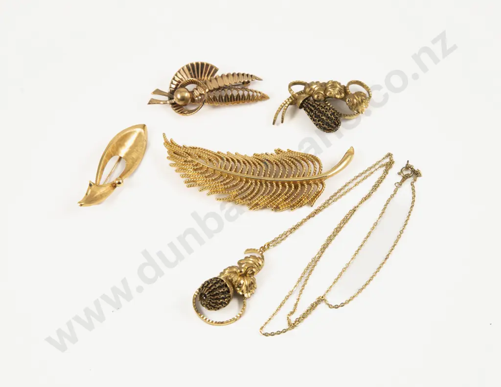 Collection of Assorted Gold Plated Vintage Jewellery Image 1++