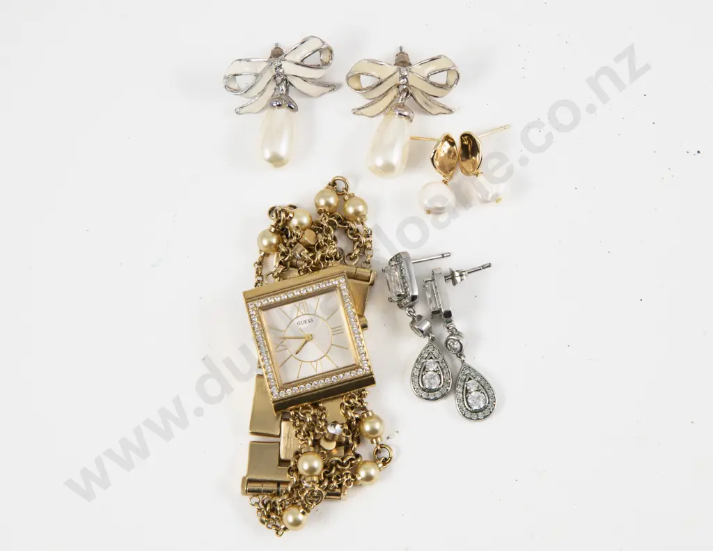 Fancy Gucci Ladies Wrist Watch and Three Pair Pendant Drop Earrings Image 1++