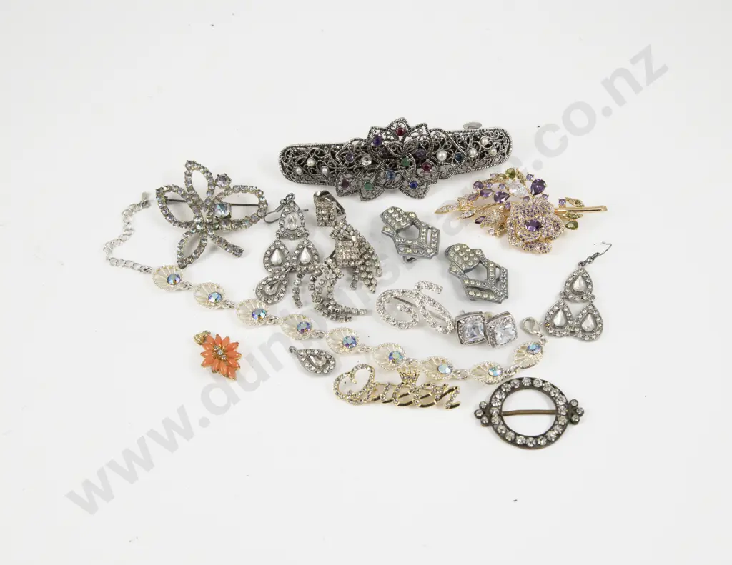 Collection of Assorted Diamanté Jewellery Image 1++
