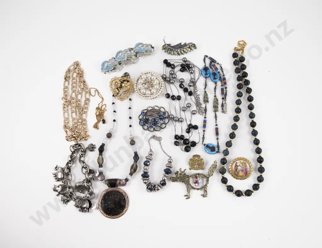 Collection of Assorted Costume Jewellery Image 1++