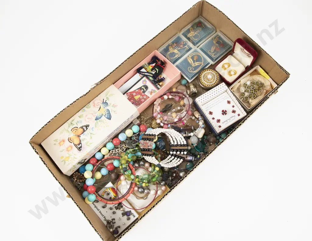 Collection of Assorted Costume Jewellery Image 1++