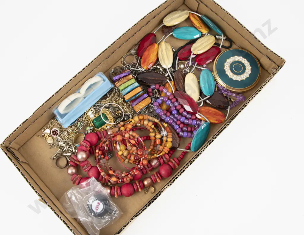 Collection of Assorted Costume Jewellery Image 1++