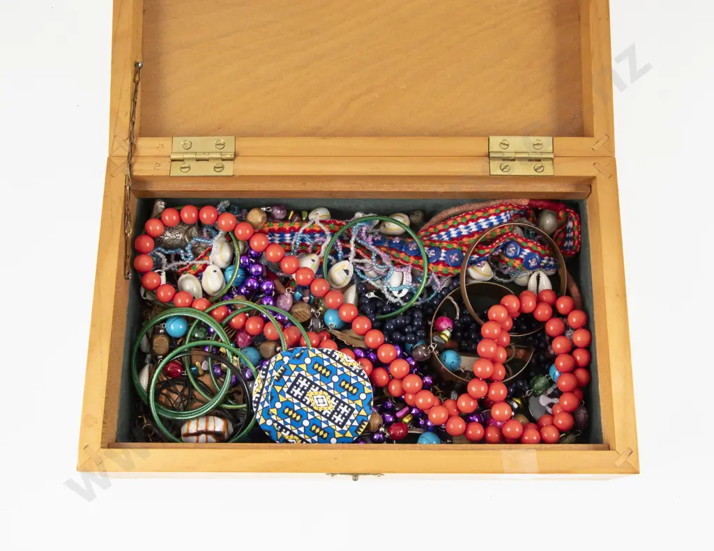 Collection of Assorted Costume Jewellery and Jewellery Box Image 1++