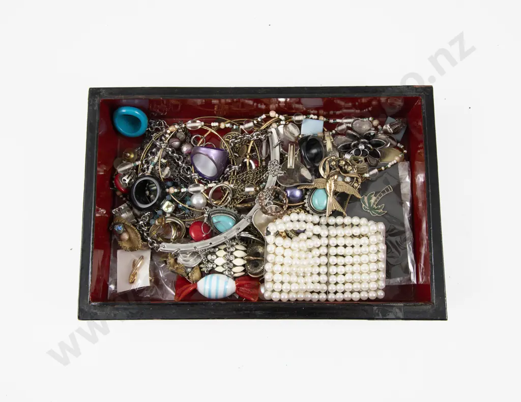 Collection of Assorted Costume Jewellery and Jewellery Box Image 1++