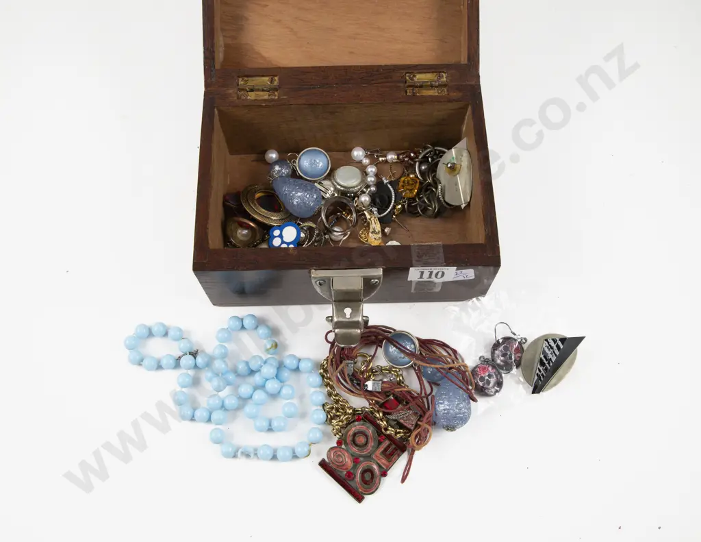 Collection of Assorted Costume Jewellery and Jewellery Box Image 1++