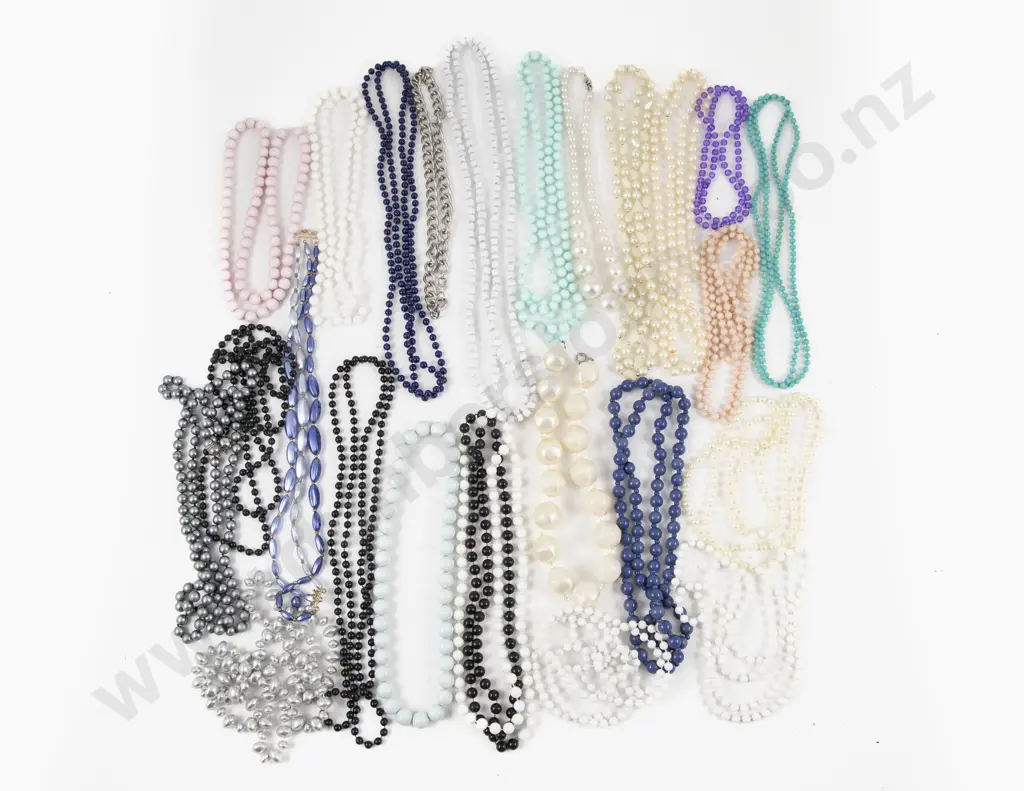 Collection of Assorted Beaded Jewellery Image 1++
