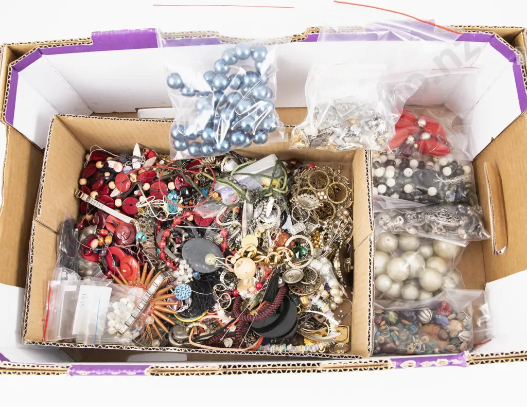 Collection of Assorted Broken Jewellery Pieces and Loose Beads Image 1++