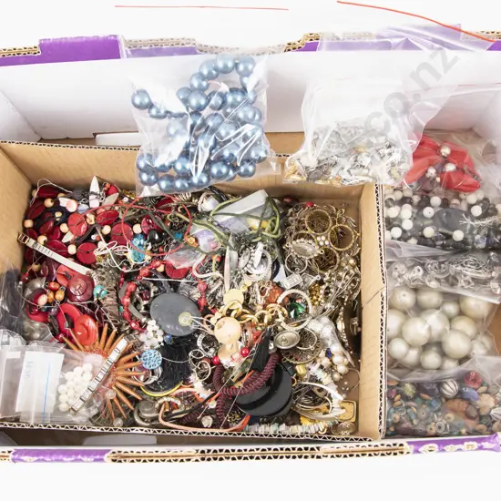 Collection of Assorted Broken Jewellery Pieces and Loose Beads