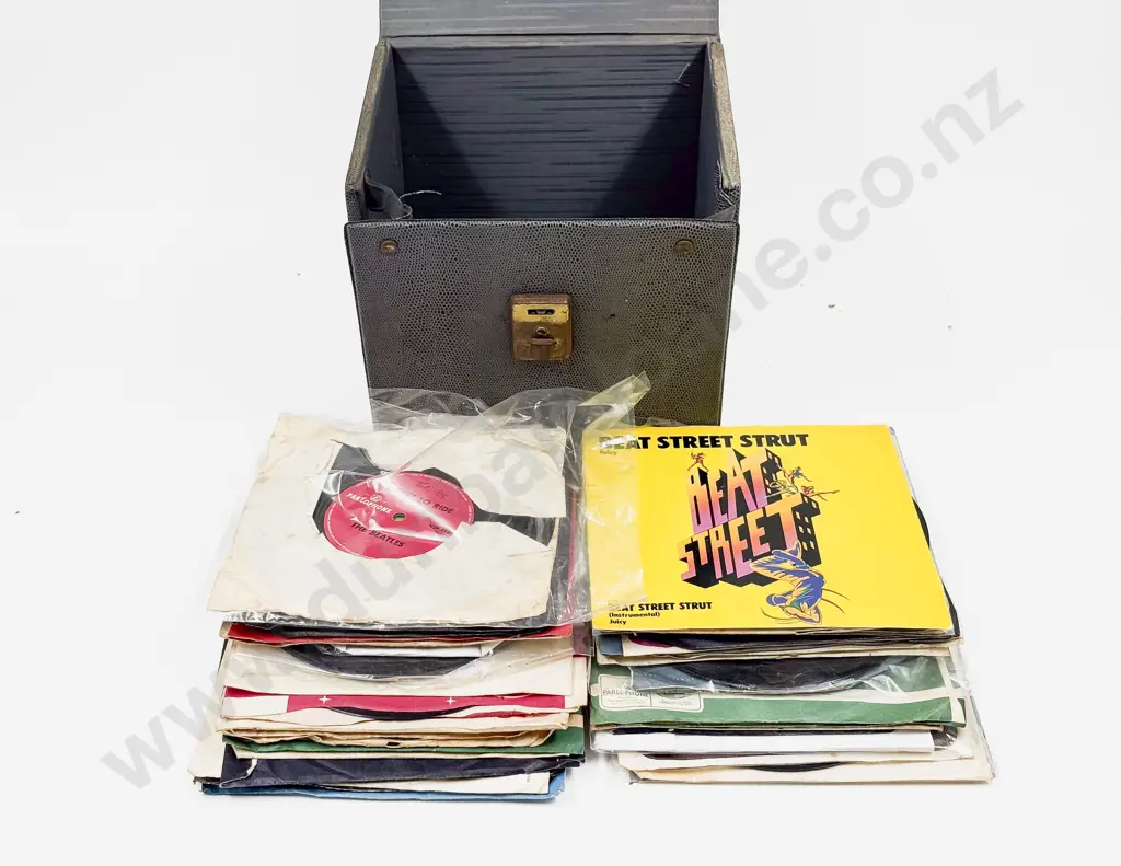 Small Qty of Assorted 45rpm Records incl The Beatles Image 1++