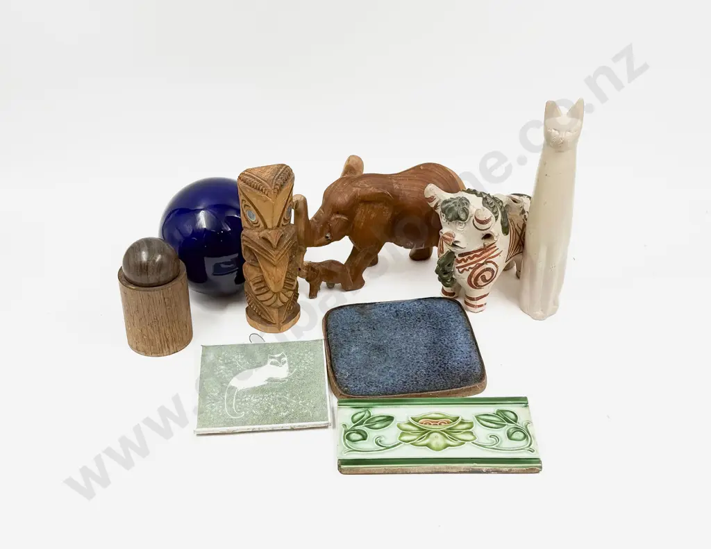 Box Qty of Assorted Animal Ornaments together with Decorated Tiles etc Image 1++