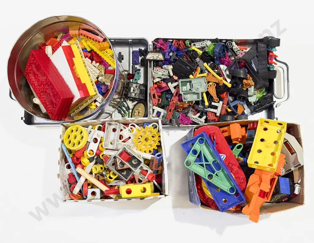 Qty of Assorted Vintage Construction Toys Image 1++