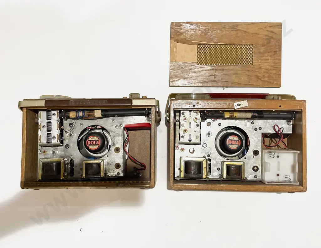 Two Vintage Pacemaker Transistor Radios Image 1++