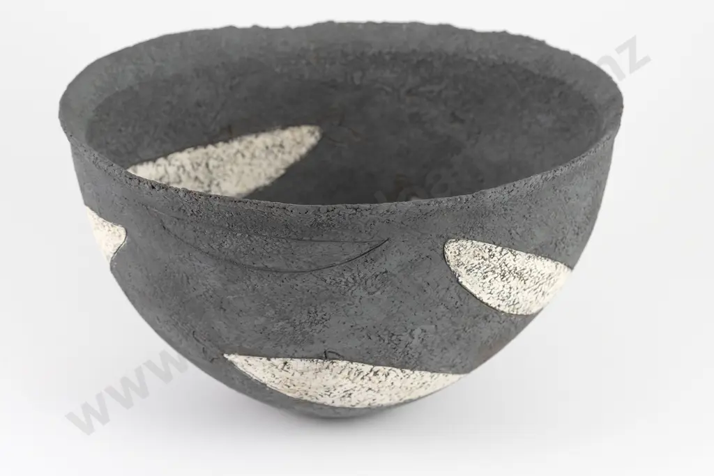 Large Raewyn Atkinson Sculptural Bowl Image 1++