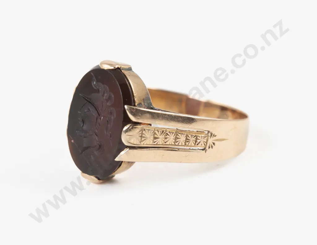 18ct Signet Ring Image 1++