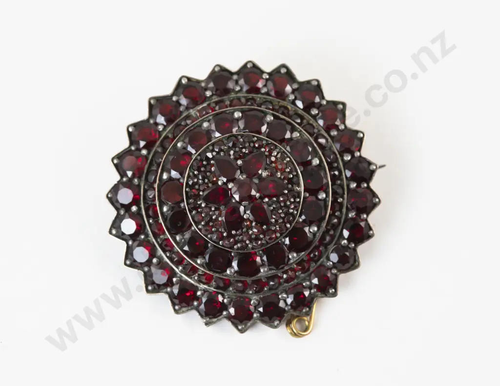Victorian 8ct Gold 122Stone Garnet Cluster Brooch Image 1++