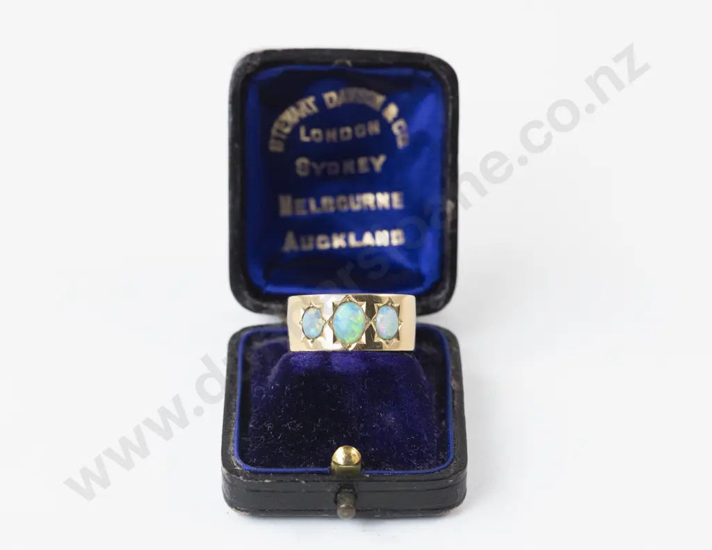 18ct Three Stone Opal Band Ring Image 1++