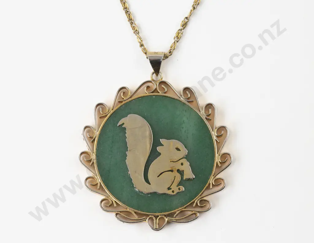 14ct Framed Chinese Jade Double Sided Circular Pendant Image 1++