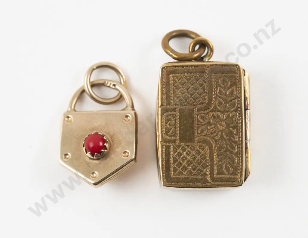 9ct Single Coral Stone Clasp Image 1++
