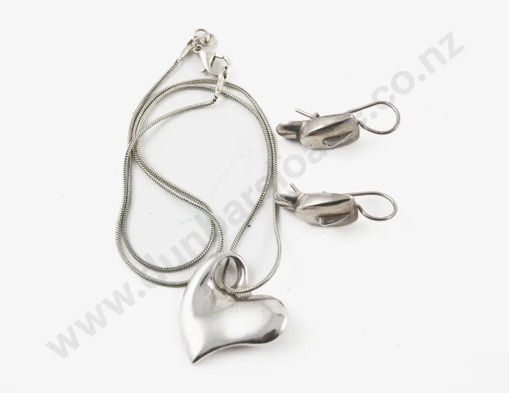 S/S Heart Shape Pendant on S/S Neck Chain Image 1++