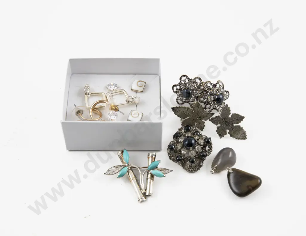 Collection of Assorted Vintage and Modern S/S Jewellery Image 1++