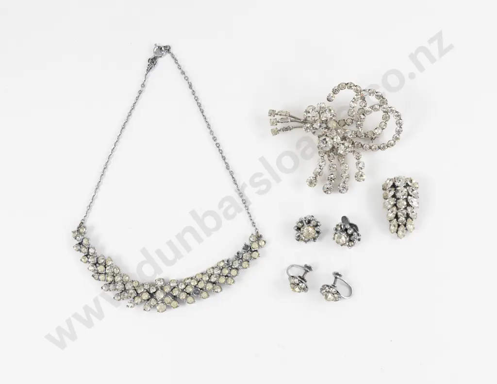 Small Collection of Vintage Diamanté Costume Jewellery Image 1++