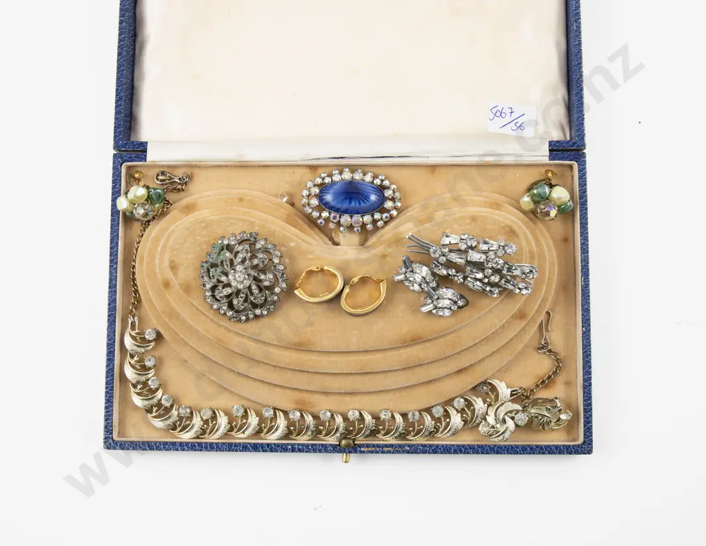 Collection of Assorted Diamanté and Vintage Costume Jewellery with Vintage Jewellery Box Image 1++